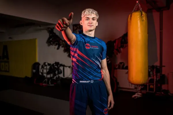 Amatérská superhvězda míří mezi profesionály, oznámila organizace RFA