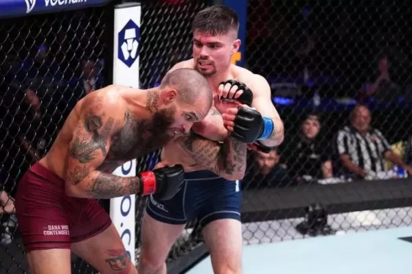 Američan ustál strašlivé bití, pak to ale soupeři vrátil i s úroky, Dana White tleskal ve stoje