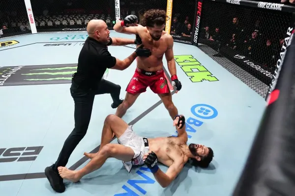 Američan z UFC schytal bolestivé KO. Po jedné ráně byl mimo