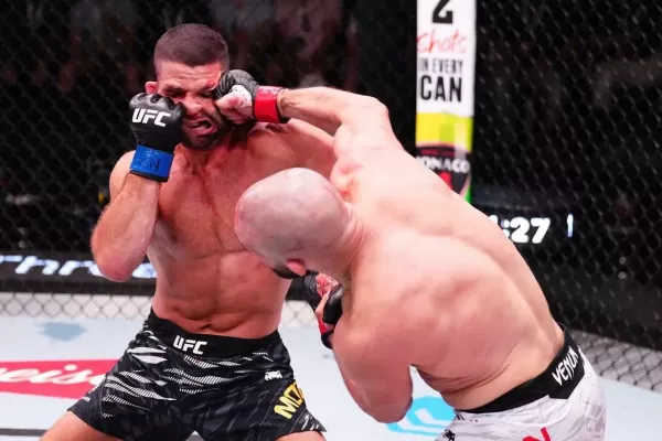Američan z UFC stále umí. Tvrdými údery vyhodil soupeři pojistky