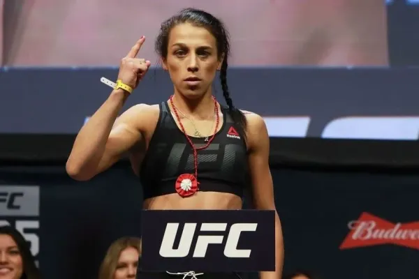 Ani mráz ji nezastaví. Bývalá šampionka UFC poskakovala na balkoně v bikinách