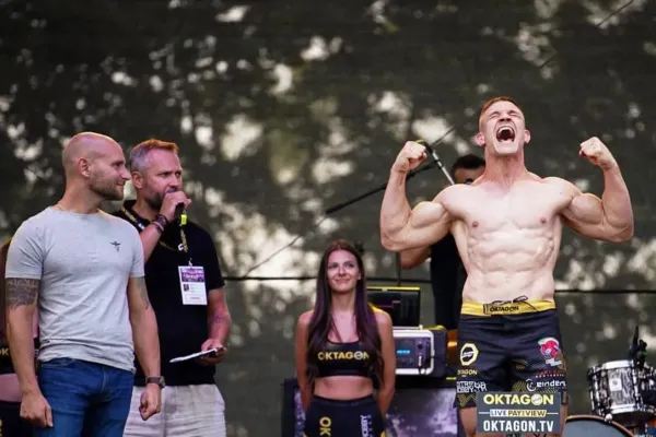 Ať naposledy zažije adrenalin, který ho vystřelí z bot, přeje Melounovi maminka