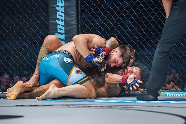 Au! „Pirát“ si na Oktagonu škaredě zlomil ruku. Humburger padl s šampionem