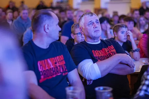 Balonky BJP, plný „kulturák“ a dvacet sudů piva. Jak Hostěradice žily bojem
