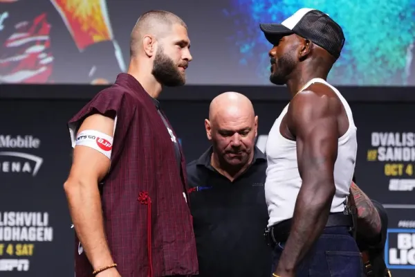 Bitva se blíží. Procházka tváří v tvář soupeři, ruského šampiona diváci vybučeli