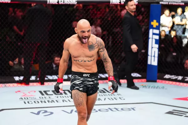 Bojovník UFC nehleděl na klepání a uspal fanouška. Na sítích to schytal
