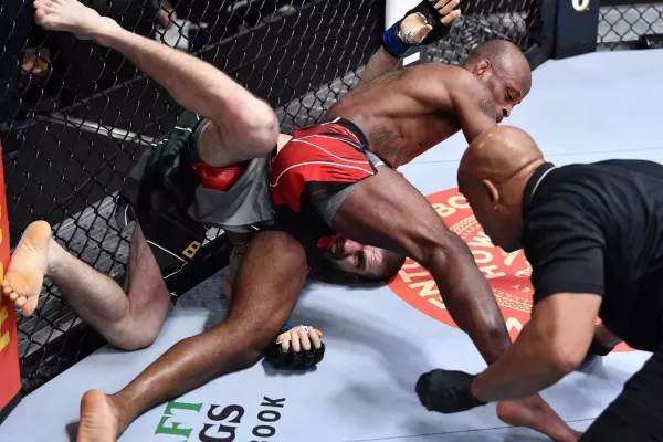 Bojovník vykřikl bolestí. Premiéra v UFC skončila po 82 sekundách zlomenou rukou