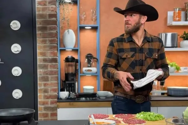 Bojovník z MMA klece miluje vaření, burgery. Jeho videa baví