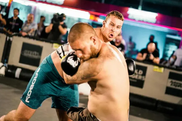 Bojovník, záchranář a srdcař, kterého nechcete potkat v práci. Pak máte problém