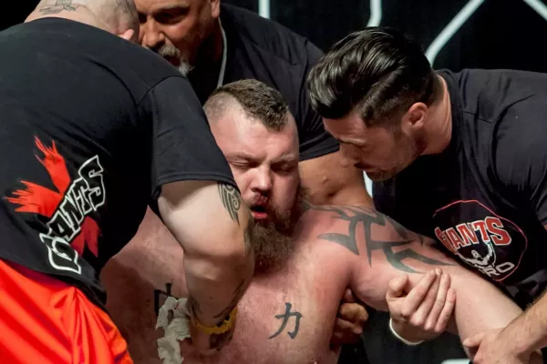 Britský obr s nejtvrdším úderem hlásí debut v MMA