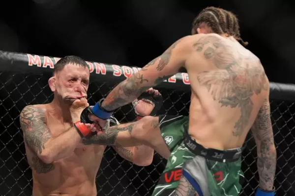 Brutální kop jak vystřižený z Karate Kida srazil veterána Edgara na kolena a možná i do důchodu