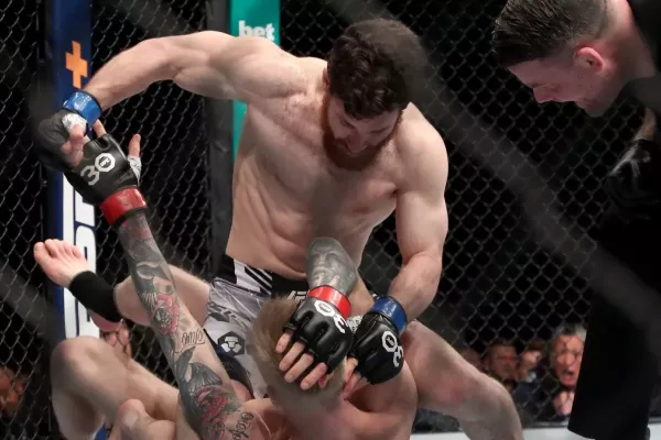 Brutální lov v UFC a KO. Outsider sestřelil favorita za 75 sekund