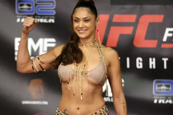 Bývalá bojovnice UFC chce do fackovací ligy. Názorně předvedla svoji pravačku