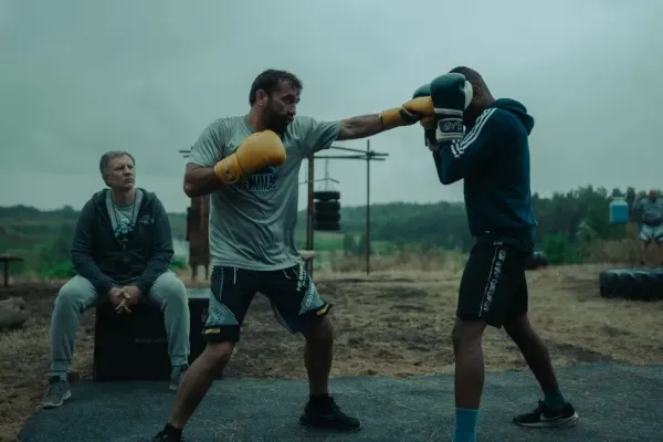 Bývalého šampiona čeká životní zápas. Ve filmu Bojovník si zahrají i hvězdy MMA