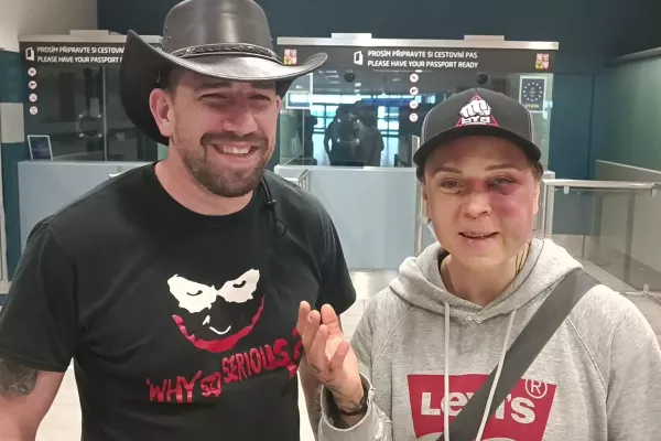 Česká bojovnice přiletěla domů a ukázala tvář po zápase v boxu bez rukavic