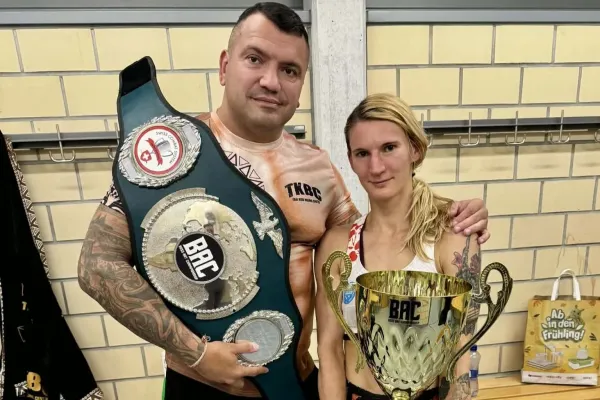 Česká radost po boji. Třetí titul ve Švýcarsku ve čtyřech zápasech