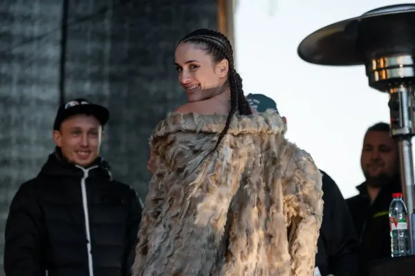 Chochlíková se na jevišti svlékla a přišla s poselstvím. Charita se dělá srdcem