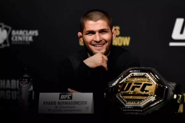 Co mají společného Nurmagomedov a Messi? Oba podepsali fotbalové smlouvy
