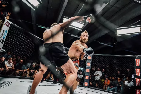 Další díl bitev v garážích. Tentokrát se poperou i Hošek, Jakubík a fighter od palačinek