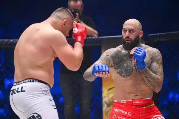 Derby obrů v kleci. Elitní Čech před pikantní bitvou: Stačí jedna rána