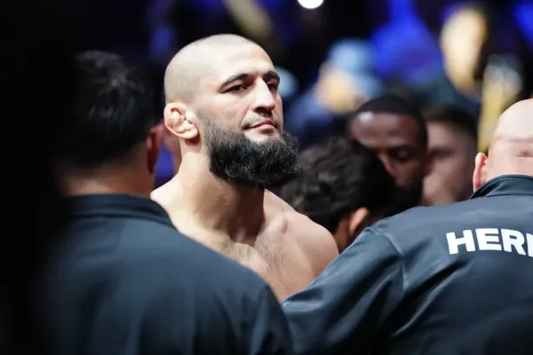 Divočina v UFC: Irský drzoun vyprovokoval Chimaeva, ochranka šla do akce