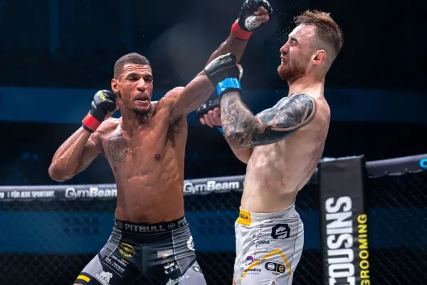 Divočina v Německu. Rozjetý Čech tvrdě narazil, kráska zazářila K. O. loktem z otočky