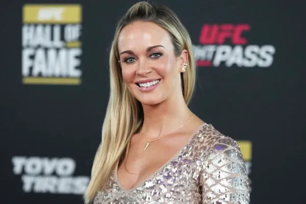 Do plavek. Kráska z UFC zaujala jako nová členka Pobřežní hlídky