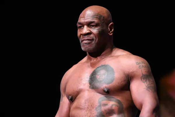 Dohromady jim je 108 let. Komplikace zápasu Mike Tyson vs. Floyd Mayweather