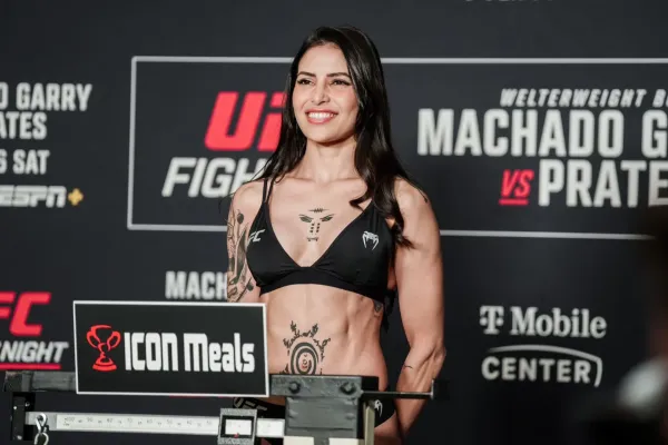 Dokonalé křivky i četné modřiny. Kráska z UFC dováděla v bikinách