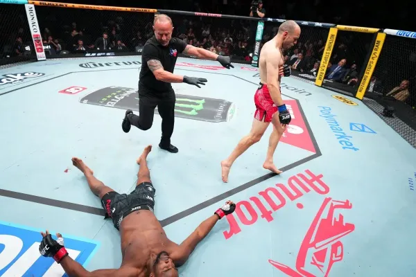 Doktor z UFC opět řádil. Soupeře v kleci nemilosrdně uspal