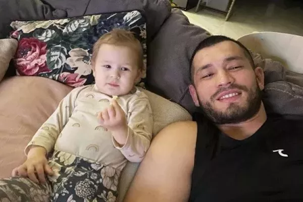 Drsňák Muradov je zraněný a věnuje se rodince. S dcerou Ruminkou si užívá každou volnou chvilku