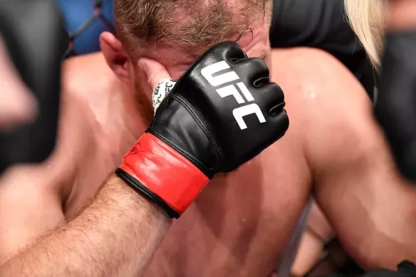 Duel Rakič –⁠ Blachowicz se bude muset přesunout, Polák má problémy s páteří