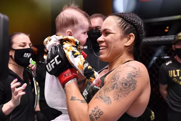 Dvojnásobná královna UFC jde hájit titul. Lvice si užívá řeči soupeřky