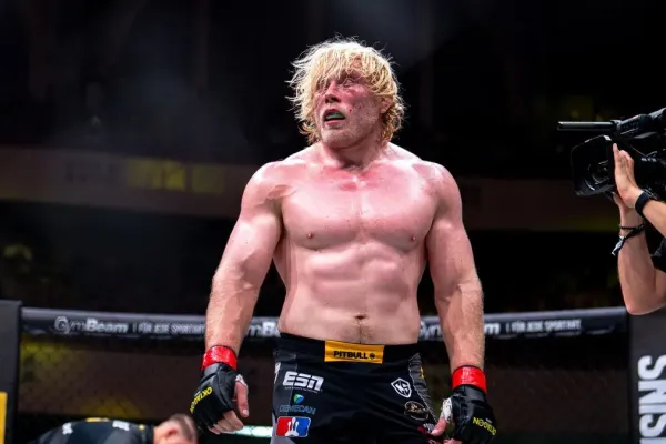 Emoce v Oktagonu. Hvězdný svalovec se rozčílil a hrozí odchodem z organizace