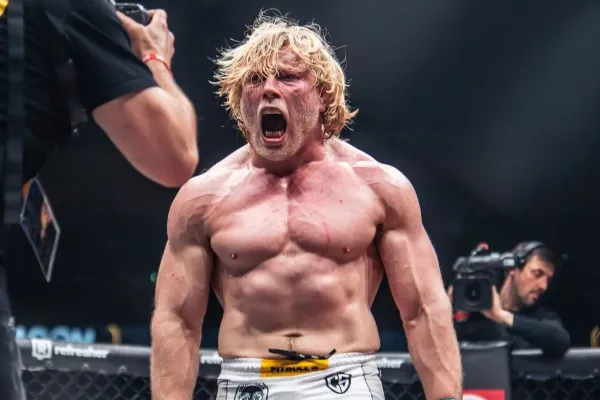 Fanoušci čekali na Neandrtálce. Nepřišel na váhu, nebude bojovat, zranil se