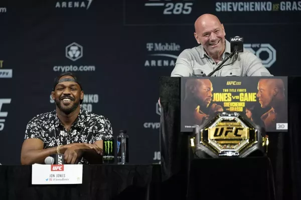 Fanoušci chtějí Jonese zbavit titulu, šéfa UFC to však nezajímá. Místo toho ladí jeho další bitvu