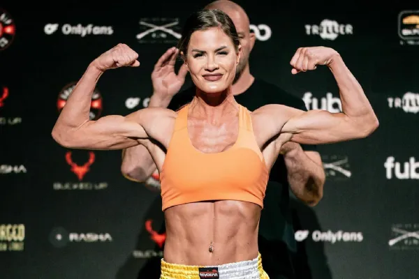 Fanoušci žasnou. Divoká lékařka v ringu, máma tří dětí a boxerka holých pěstí