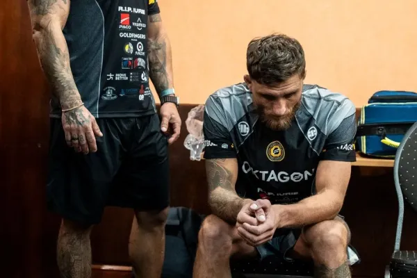 Fiasko šampiona Oktagonu. Všechno špatně. Titul pryč, peníze pryč