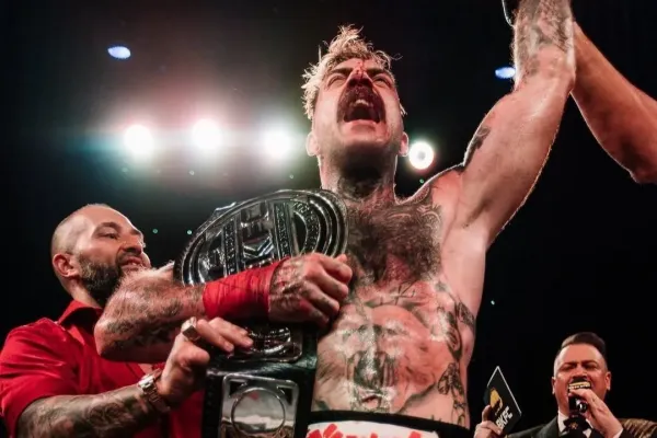 Historický krok pro českého boxera. Hála je šampionem BKFC a telefon nestíhá