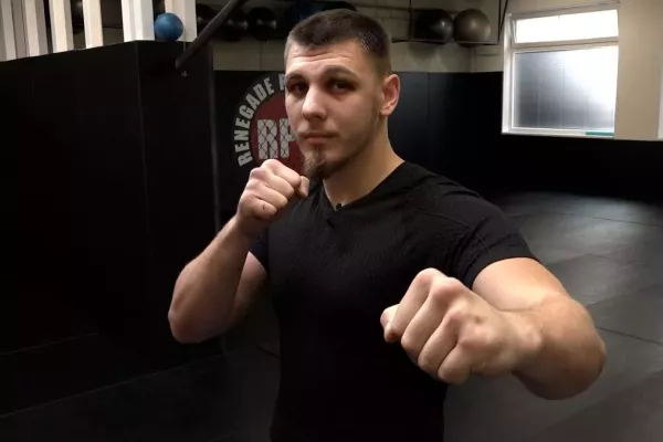 Hlídá nebezpečné vězně a svádí krvavé boje bez rukavic. Tvrďák se rozhodl, práce musí stranou