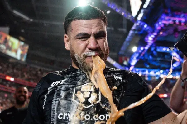 Hromotluk z UFC výrazně shodil. Přerostlý pupek nahradily břišáky