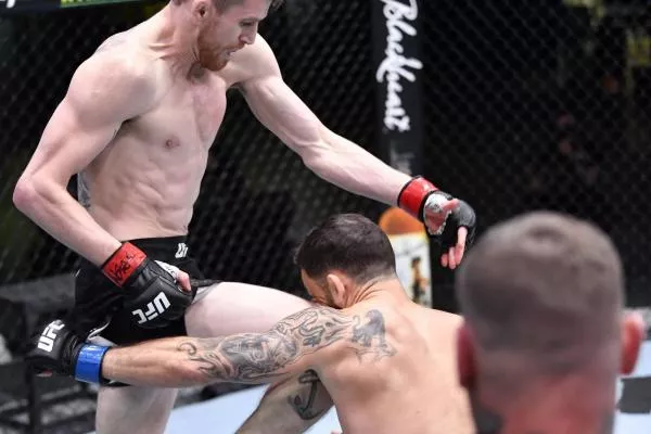 Hrůzostrašné KO za 28 sekund! Letící koleno trefilo bradu a soupeř  v UFC usnul