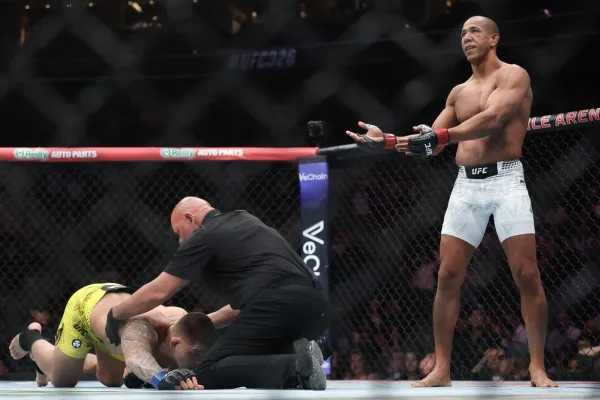 Hulk z UFC padl k zemi, mimo byl po jediné ráně