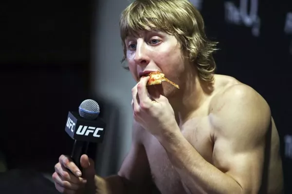 Hvězda UFC to vzala útokem. Během chvilky snědla pět tučných jídel