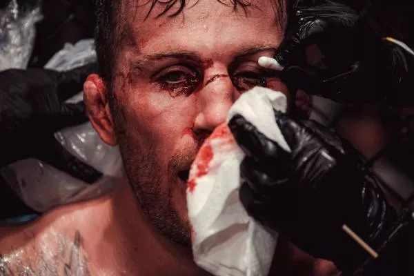 Jak mohou vypadat zápasníci 10 minut po zápase? Neředěné MMA emoce z klece