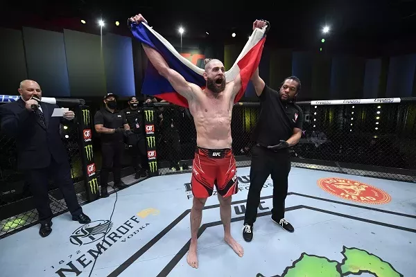 Je to oficiální! Jiří Procházka se v květnu utká o titul šampiona UFC s Gloverem Teixeirou