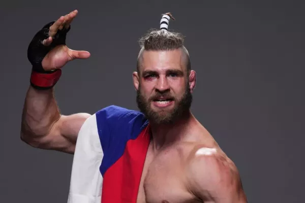 Je to tady. McGregor je ze hry. Do akce jde Procházka. Na konci měsíce zabojuje o titul UFC