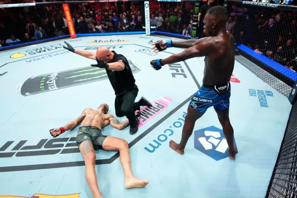 Jeden z nejdivočejších okamžiků v UFC. Pereira padl k zemi, schytal drtivé KO