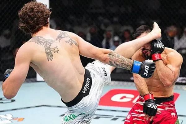 Jeden z nejhorších knokautů v UFC. Čtyři bojovníci převezeni do nemocnice