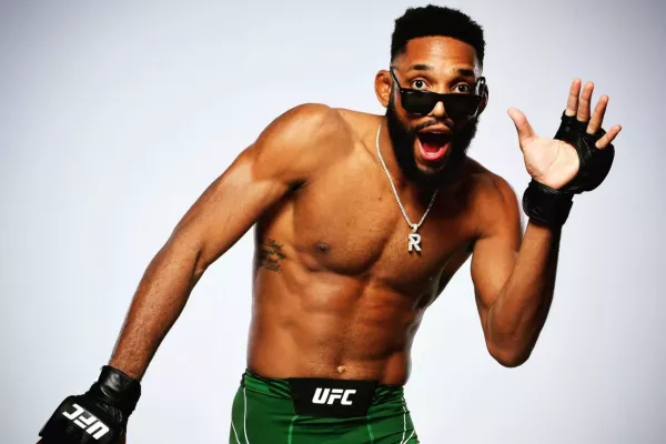 Jedinečný okamžik! Trojitá kombinace a kladivo jako tečka. Výstavní TKO v UFC